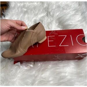 Kids 11.5 Capezio jazz shoes NIB